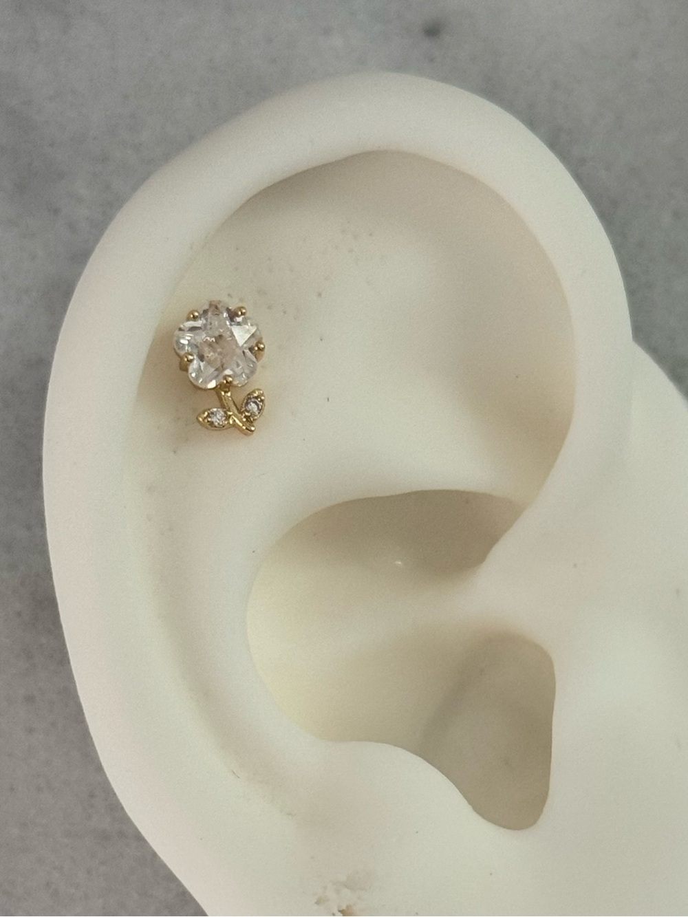 Gold Crystal Flower Cartilage Earring 

Brand New

Gold Plated Stainless Steel